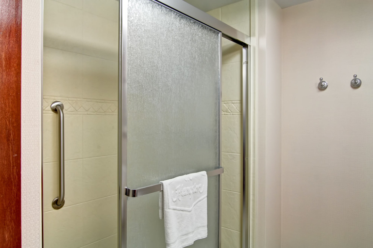 Bathroom 4, Hampton Inn & Suites by Hilton - Guelph, Wellington