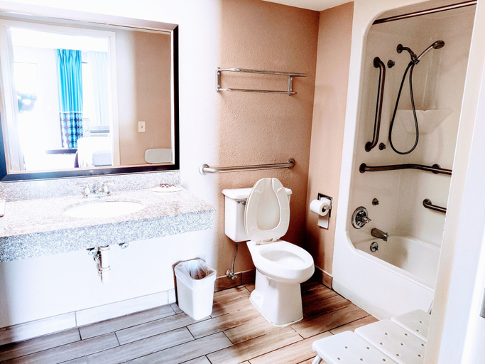 Bathroom 4, Super 8 by Wyndham Dothan, Houston