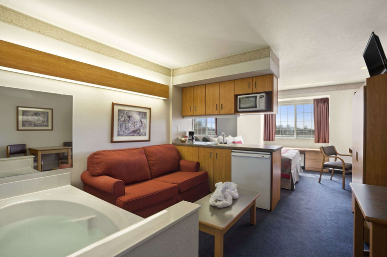 Bedroom 3, Ramada by Wyndham Bloomington I-55 and I-74 IL, McLean