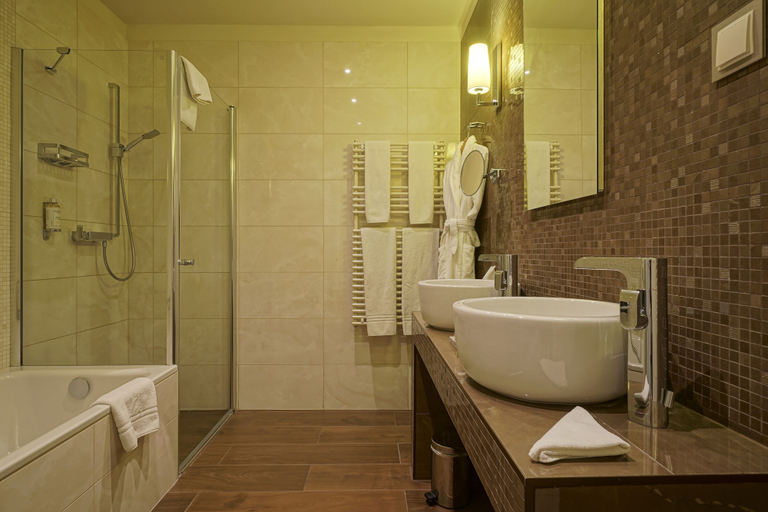 Bathroom 5, Prestige Hotel Budapest, Budapesti