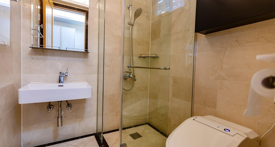 Bathroom 4, Revoir, Pohang