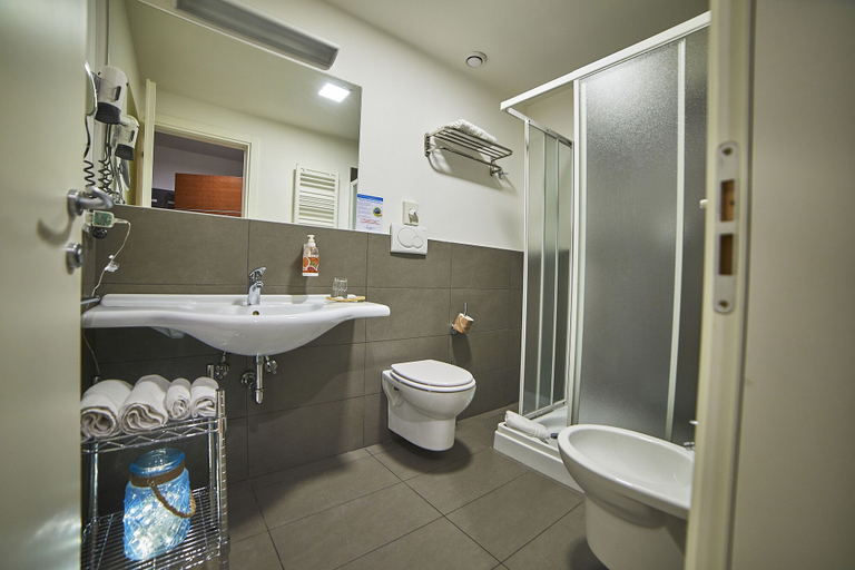 Bathroom 5, Alisei Palace Hotel, Rimini