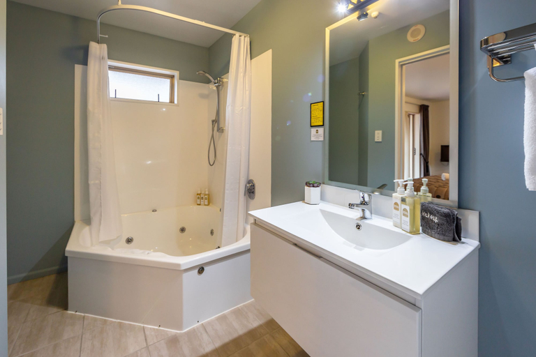 Bathroom 4, Roma on Riccarton Motel, Christchurch