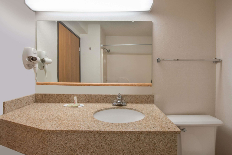 Bathroom 5, Super 8 by Wyndham College Station, Brazos