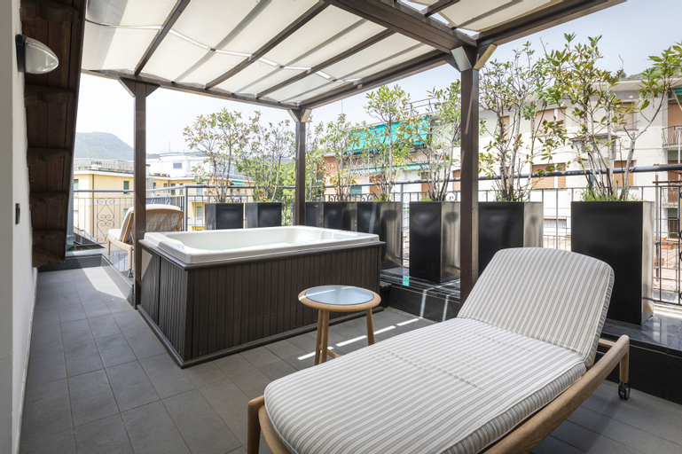 Exterior & Views 23