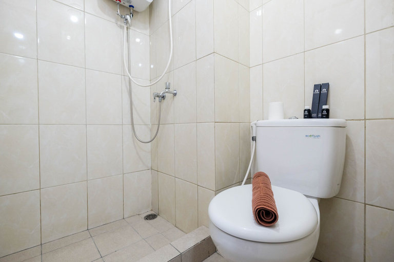 Bathroom 3, Comfortable Studio at Springlake Summarecon Bekasi Apartment, Bekasi