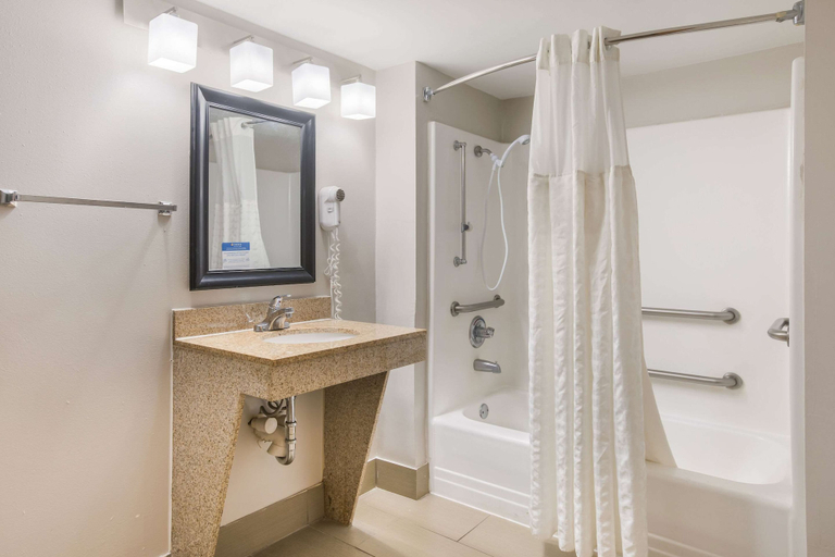 Bathroom 4, Clarion pointe near I-75, Monroe