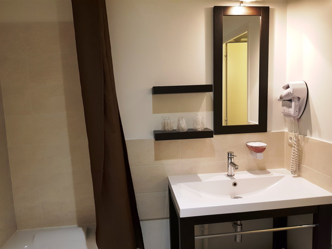 Bathroom 5, Auberge de la Baie, Manche