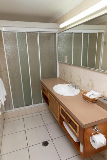 Bathroom 4, Lantern Motor Inn, Mackay - Pt A