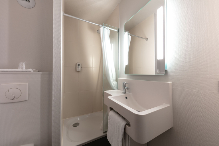 Bathroom 4, B&B HOTEL Toulouse Basso Cambo, Haute-Garonne