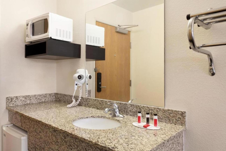 Bathroom 4, Travelodge by Wyndham Alpine, Brewster