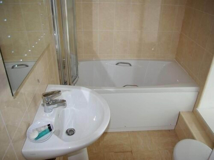 Bathroom 3, Porth Lodge Hotel, Cornwall