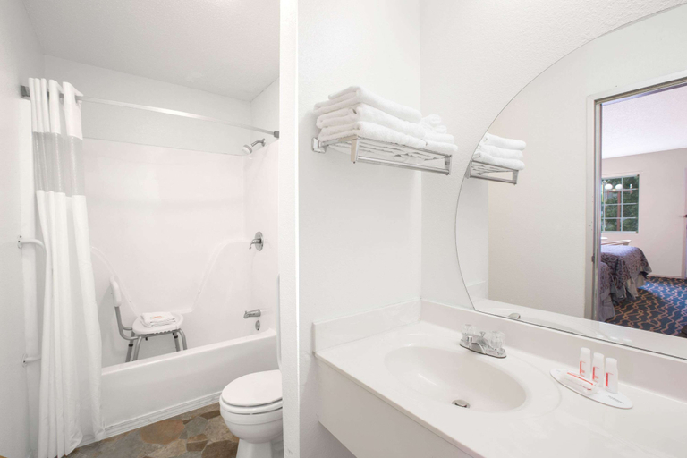 Bathroom 4, Days Inn by Wyndham Hardy, Sharp