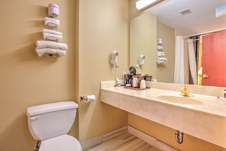 Bathroom 4, Super 8 by Wyndham Waterloo, Monroe
