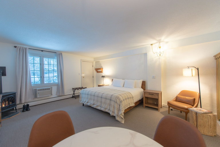 Bedroom 3, Innsbruck Inn at Stowe, Lamoille