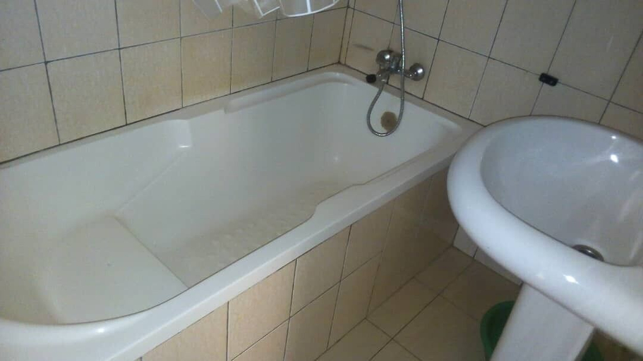 Bathroom 2, Murugo Apartment, Kicukiro
