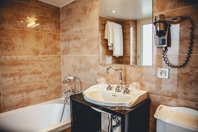 Bathroom 5, Hôtel Le Notre Dame Saint Michel, Paris