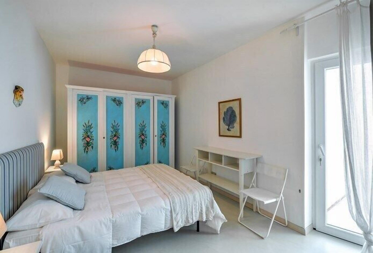 Bedroom 2, Amoredimare Casa Vacanze, Bari