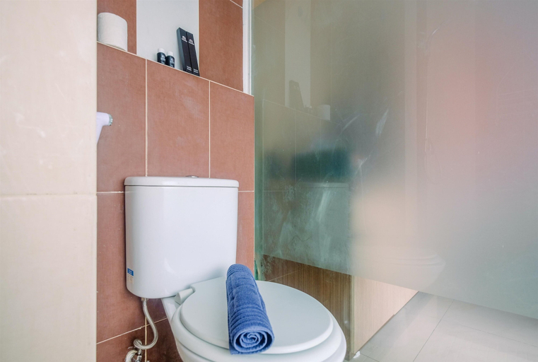 Bathroom 2, Compact and Simple Studio Apartment at Saladdin Mansion, Depok