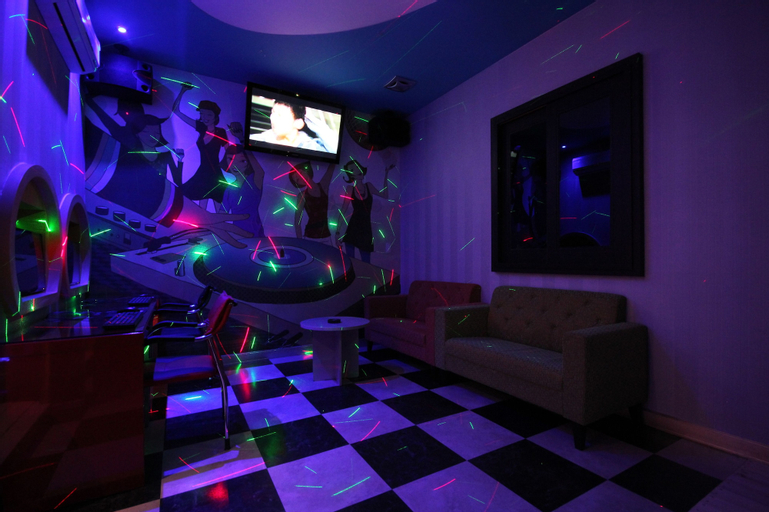 Others 5, Hotel Vov, Jung