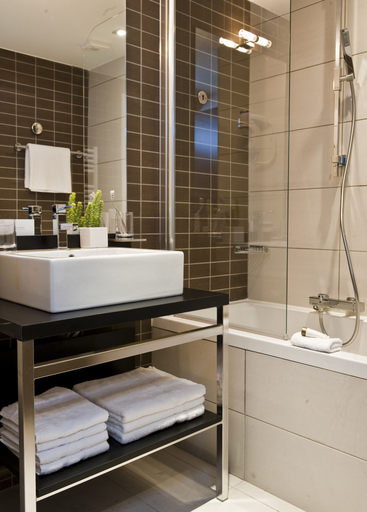 Bathroom 5, Aparthotel Adagio Marseille Timone, Bouches-du-Rhône