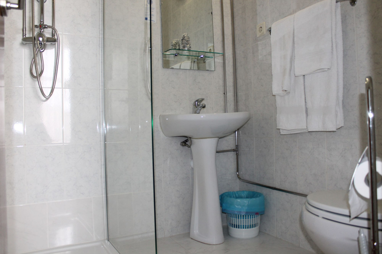 Bathroom 4, Grande Oceano Guest House, Porto