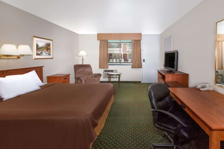 Bedroom 3, Travelodge by Wyndham Jackson, Jackson
