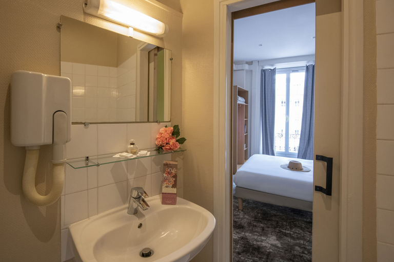 Bathroom 5, Hotel Ostende, Alpes-Maritimes