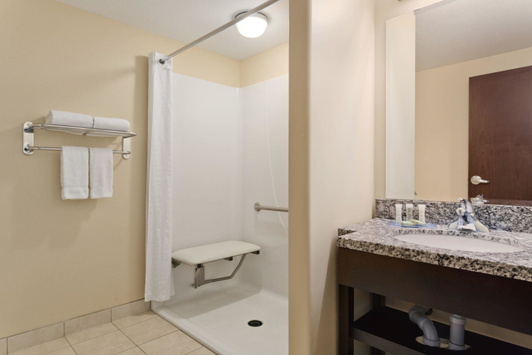 Bathroom 4, Super 8 by Wyndham Saskatoon Near Downtown, Division No. 11