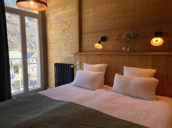 Bedroom 3, Hotel Oberland, Isère