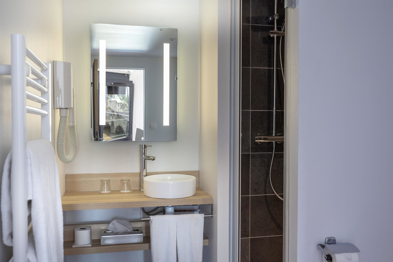 Bathroom 4, Best Western Le Moulin De Ducey, Manche