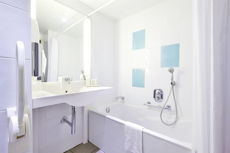 Bathroom 5, Campanile PRIME - Troyes Nord Barberey, Aube