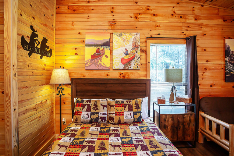 Bedroom, Bigfoot Lodge Room Four, Polk