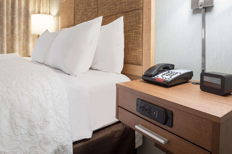 Bedroom 2, Hampton Inn Lincoln Airport, Lancaster