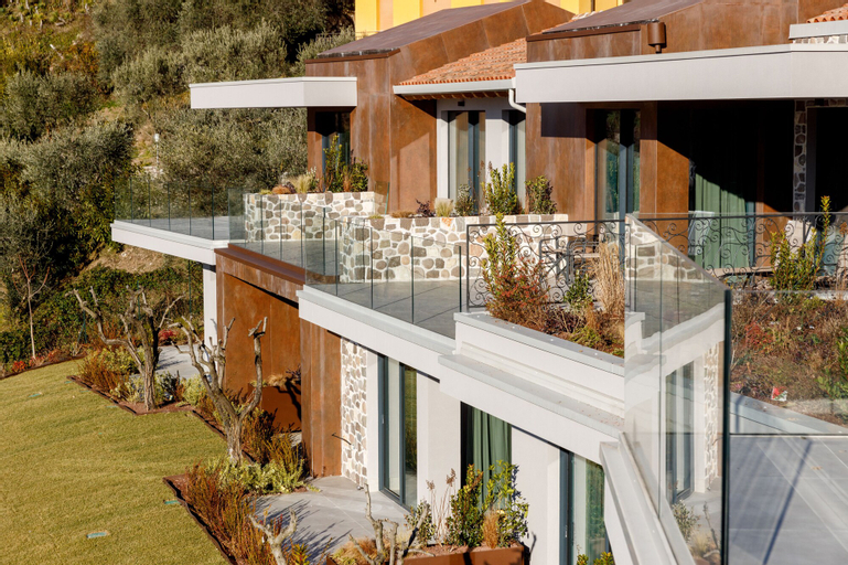 Exterior & Views 24