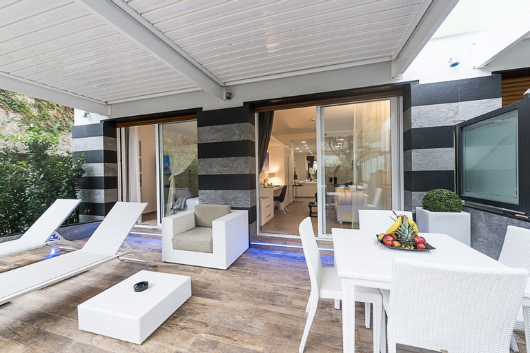 Exterior & Views 27