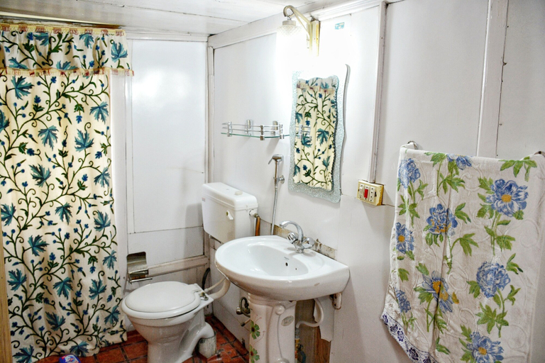 Bathroom 3, Houseboat Zaindari Palace, Srinagar