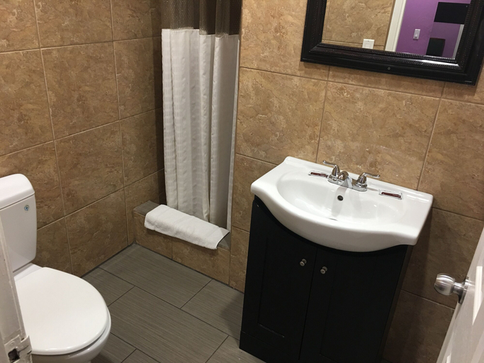 Bathroom 4, Harris Motel, Alameda