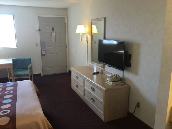 Bedroom 3, Super 8 by Wyndham Bishop, Inyo