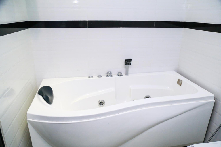 Bathroom 5, The Covanro, Minuwangoda