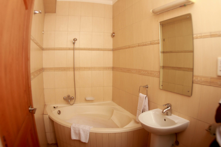 Bathroom, The City Royal Resort Hotel, Kampala