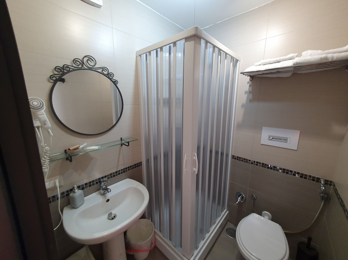 Bathroom 4, Domus Armenio, Napoli