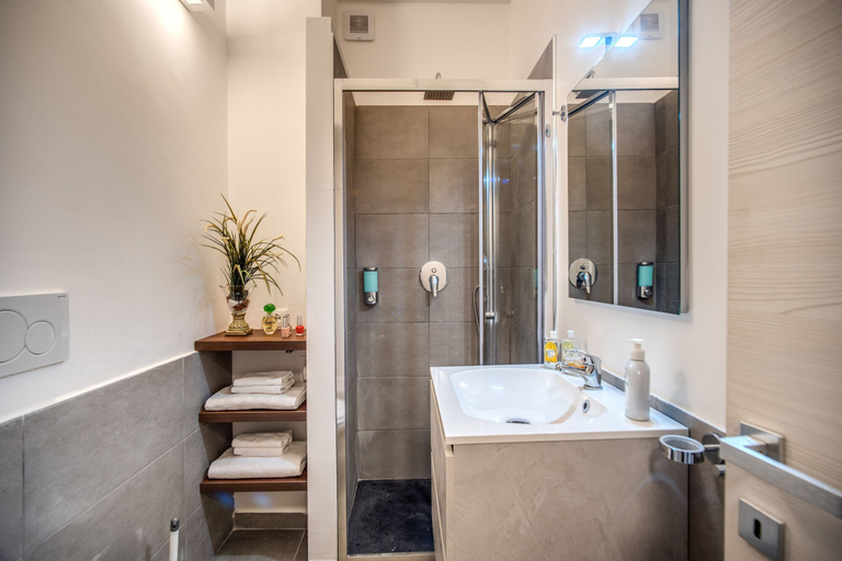 Bathroom 4, Tritone Top House, Rome