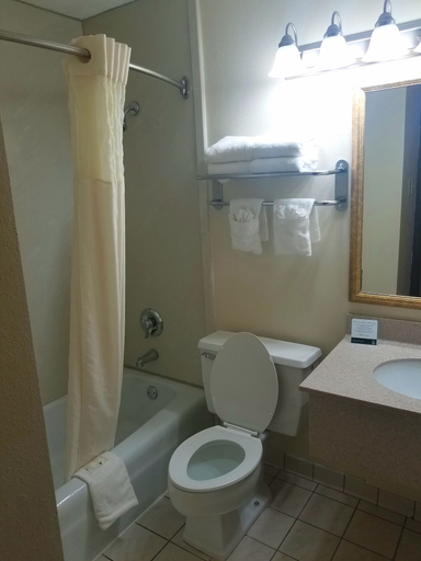 Bathroom 4, Quality Inn Morris I-80, Grundy