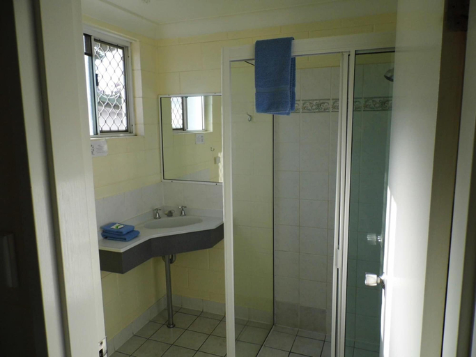 Bathroom 3, Central Point Motel, Mount Isa