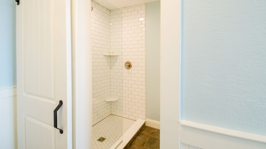 Bathroom 5, John Yancey Oceanfront Inn, Dare