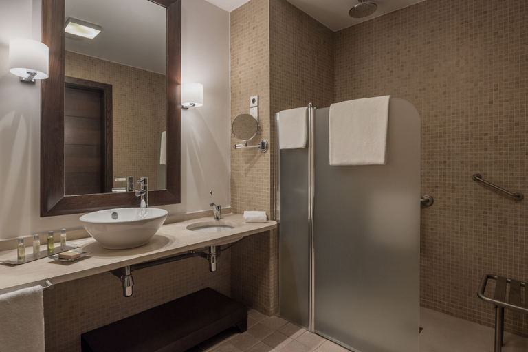 Bathroom 5, DoubleTree by Hilton La Torre Golf & Spa Resort, Murcia