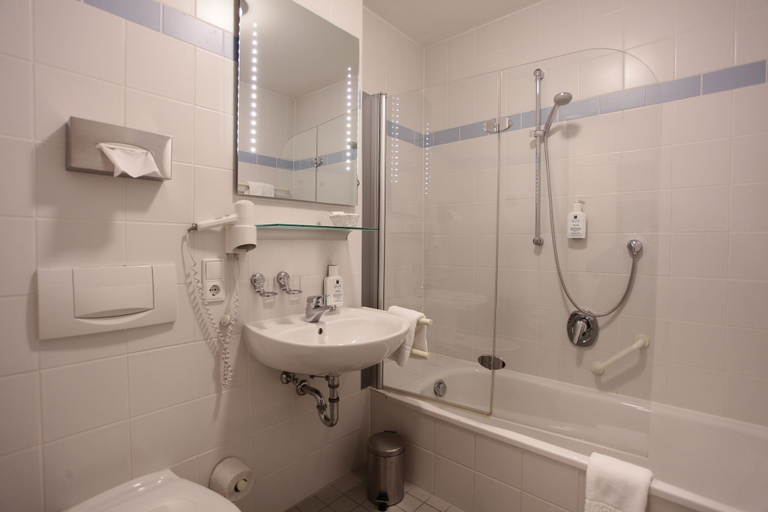 Bathroom 4, Hotel Landhaus Schieder, Lippe