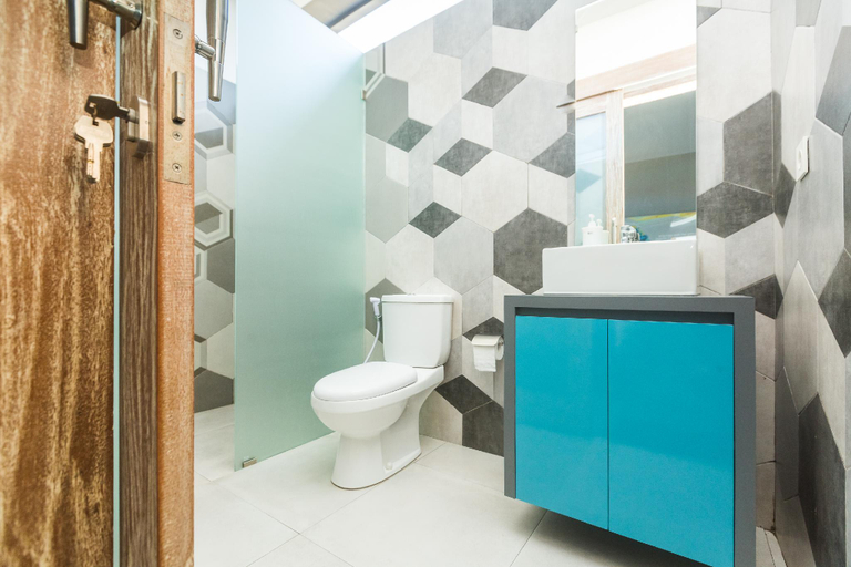 Bathroom 3, 7Rooms Seminyak, Badung