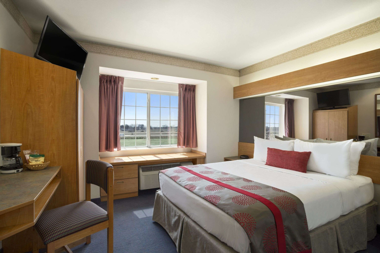Bedroom 3, Ramada by Wyndham Bloomington I-55 and I-74 IL, McLean